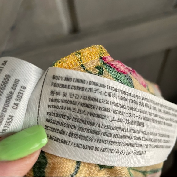 Hollister High Low Yellow Floral Garden butterflies bees Small Easter summer - Picture 10 of 10